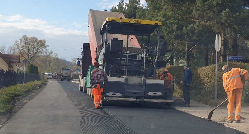 GMINA GILOWICE: UTRUDNIENIA NA DRODZE POWIATOWEJ NR 1413S