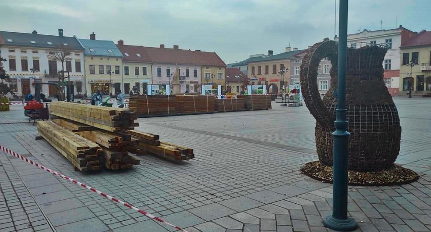 Na żywieckim rynku powstaje lodowisko