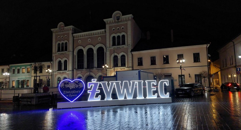Burmistrz miasta Żywca Antoni Szlagor o otwarciu lodowiska na Żywieckim rynku.