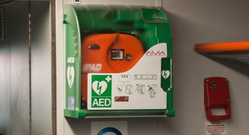 Cięcina: ktoś wyciągnął defiblyrator AED i wyrzucił go do kosza.