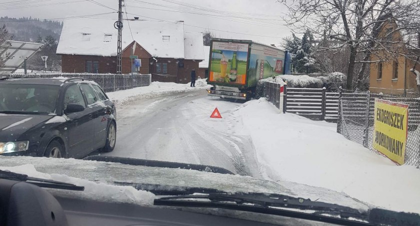 Jeleśnia tir wjechał w ogrodzenie