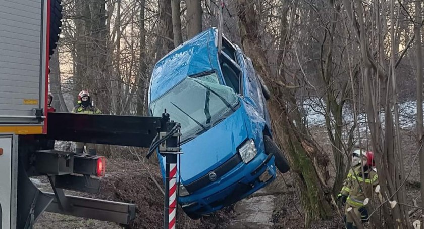 Auto wylądowało w korycie rzeki