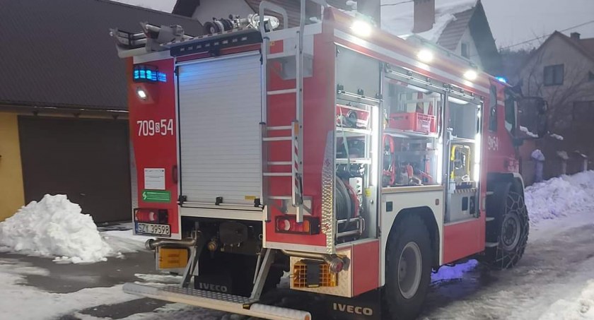Zderzenie z udziałem dwóch samochodów i autobusu w Rajczy
