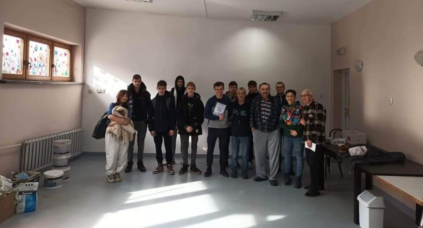 Uczniowie ZSBD w Żywcu  wyremontowali salę klubu seniora