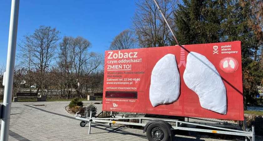 Na rynku  Łękawicy stanęły gigantyczne płuca