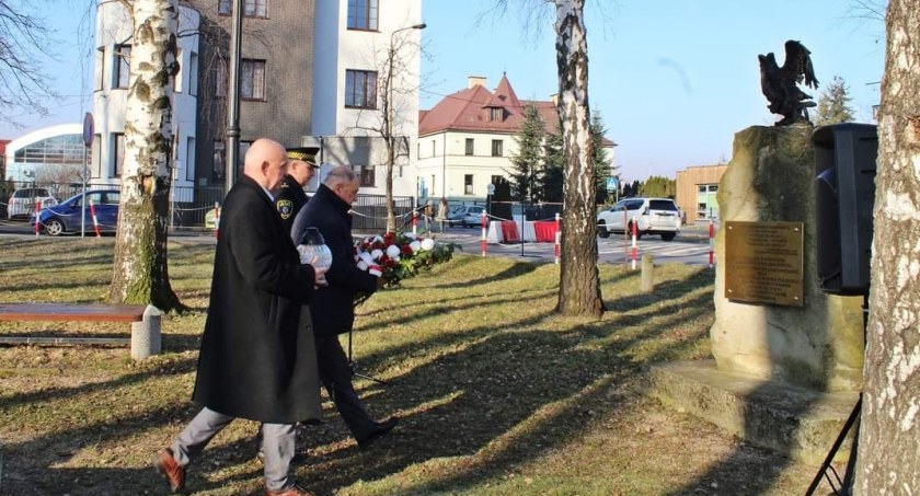 Burmistrz miasta Żywca Antoni Szlagor pod pomnikiem Żołnierzy Wyklętych 