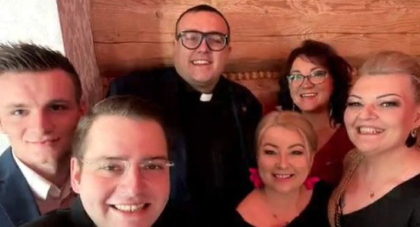 Ksiądz z Żywca bawił się doskonale z uczniami na studniówce  ZSBD.