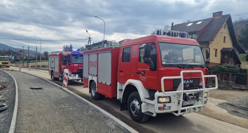 OSP Międzybrodzie Żywieckie w akcji, ciężarówka pod prądem