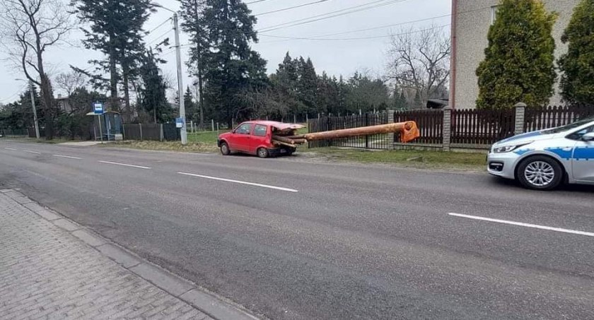 Kierowca cinquecento przesadził z ładunkiem