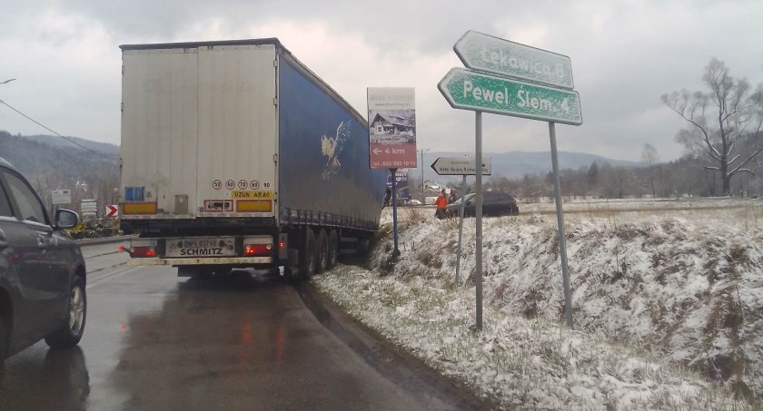 Tir w rowie przy skręcie na Pewel Slemieńską