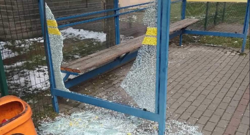 Zniszczona wiata przystankowa