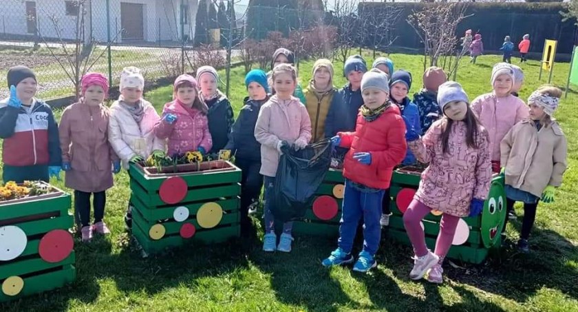 Wolontariat Czysta Ziemia razem z dziećmi sprzątał tereny Słotwiny 