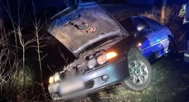 Akcja ratownicza w Międzybrodziu Bialskim: auto na skraju rzeki