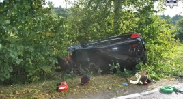 Policjanci z Żywca uratowali kierowcę uwięzionego w samochodzie
