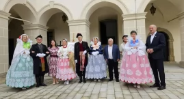 Zdjęcie przedstawia: Pokaz zabytkowych mercedesów na zamku w Suchej Beskidzkiej