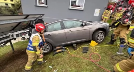 Zdjęcie przedstawia: Wypadek w Czernichowie – mężczyzna przygnieciony przez samochód 