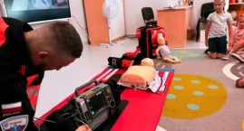 Ratownicy medyczni uczą przedszkolaków jak ratować życie podczas Dnia Dziecka