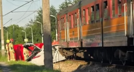 Zderzenie samochodu z pociągiem w Bulowicach. Kierowca trafił do szpitala