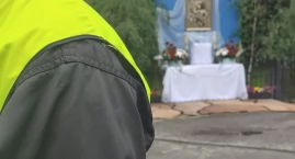 Strażacy z Pewli Ślemieńskiej wspierają Boże Ciało i dbają o bezpieczeństwo procesji