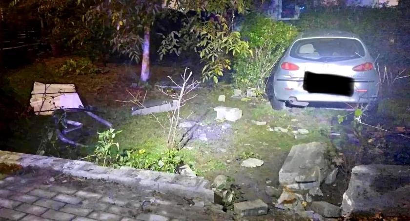 SAMOCHÓD OSOBOWY WJECHAŁ W PRYWATNĄ POSESJĘ