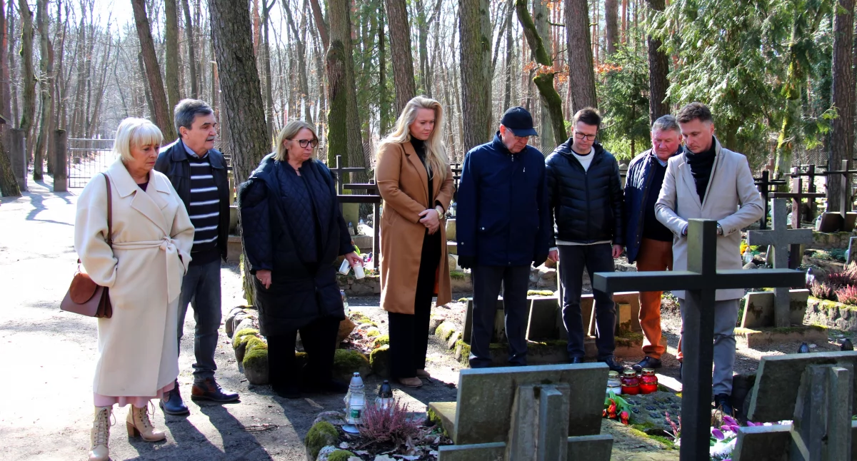 W HOŁDZIE ŚP. JANOWI SAWIE