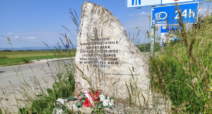 Pomnik pamiątkowy przeprowadzenia marszałka Edwarda Rydza-Śmigłego do Polski - w Chochołowie