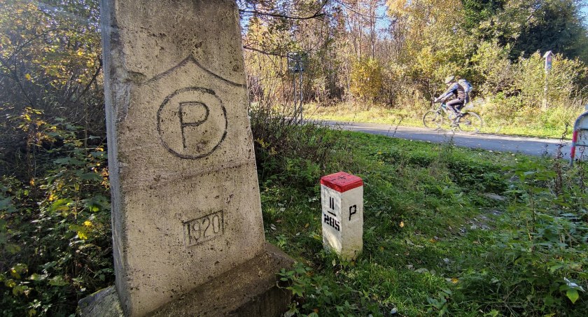 Zabytkowy słupek graniczny przy Szlaku wokół Tatr - Chochołów / Sucha Hora