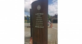 Zdjęcie przedstawia: Pomnik pamięci pacyfikacji mieszkańców wsi Waksmund przez okupanta hitlerowskiego