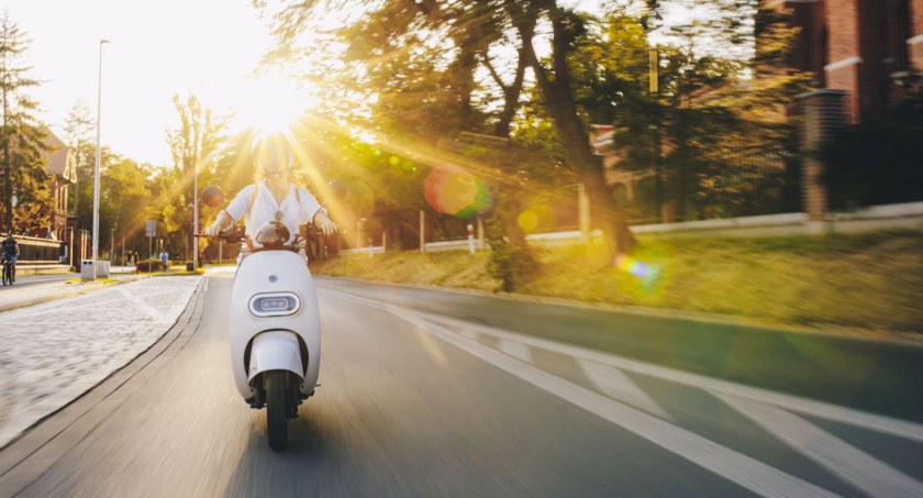 Motorower elektryczny - jakie korzyści daje w porównaniu do klasycznego motoroweru?
