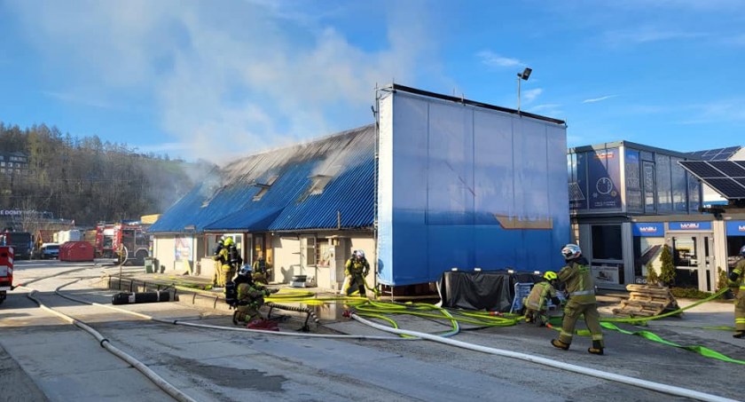 Pożar na terenie składu budowlanego w Zakopanem