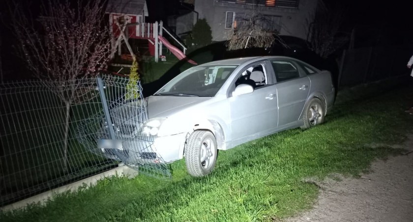 Miał 3.2 promila alkoholu, nie posiadał prawa jazdy, samochód nie ma ważnego OC