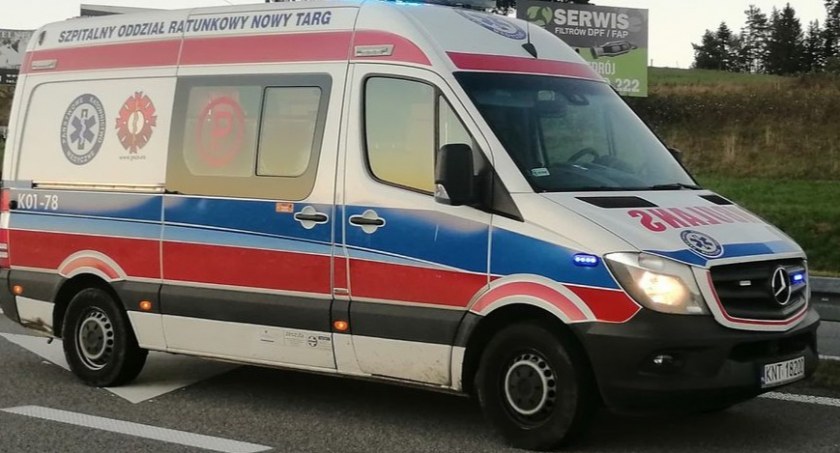 Mężczyzna przywalony przez drzewo