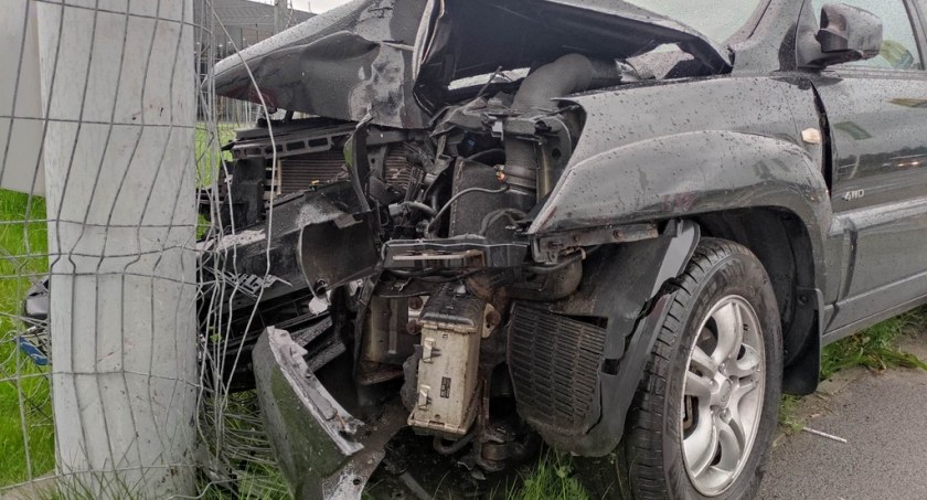 Po zderzeniu wypadł z drogi i uderzył w ogrodzenie