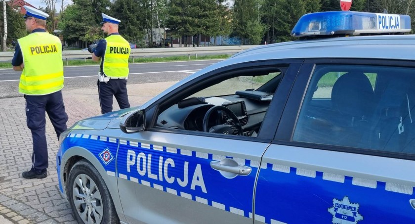  Kobieta bez prawa jazdy woziła dziecko na przednim siedzeniu