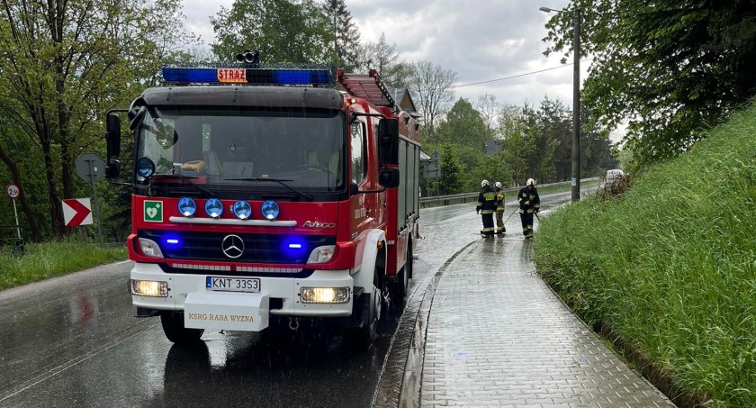 Intensywne opady w Rabie Wyżnej - zalany budynek banku i skrzyżowanie