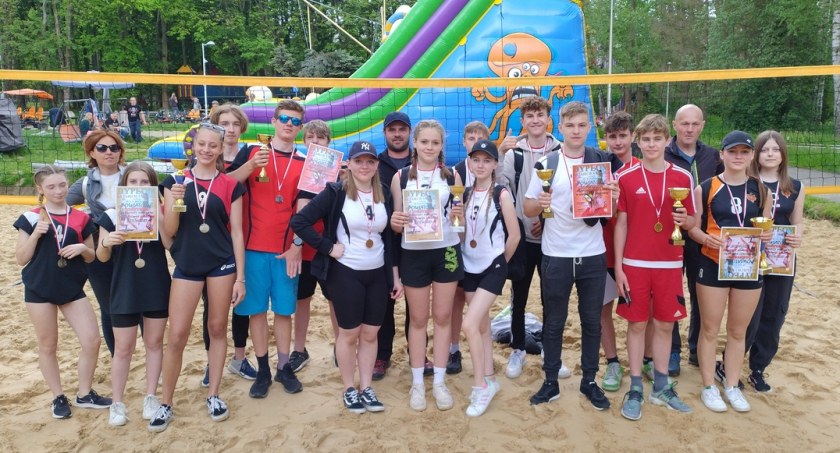 Powiatowe Igrzyska Młodzieży Szkolnej  siatkówce plażowej dziewcząt i chłopców