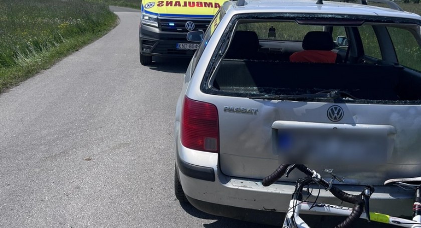 Rowerzysta najechał na stojący samochód