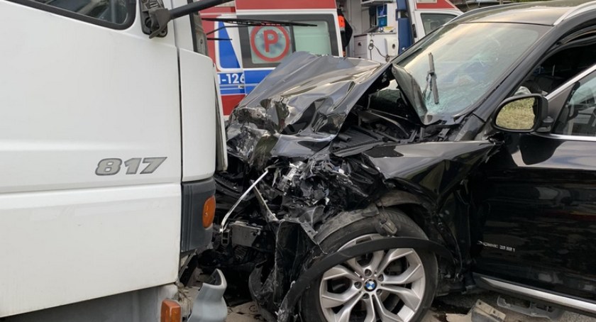 Zderzenie samochodu osobowego z ciężarówką