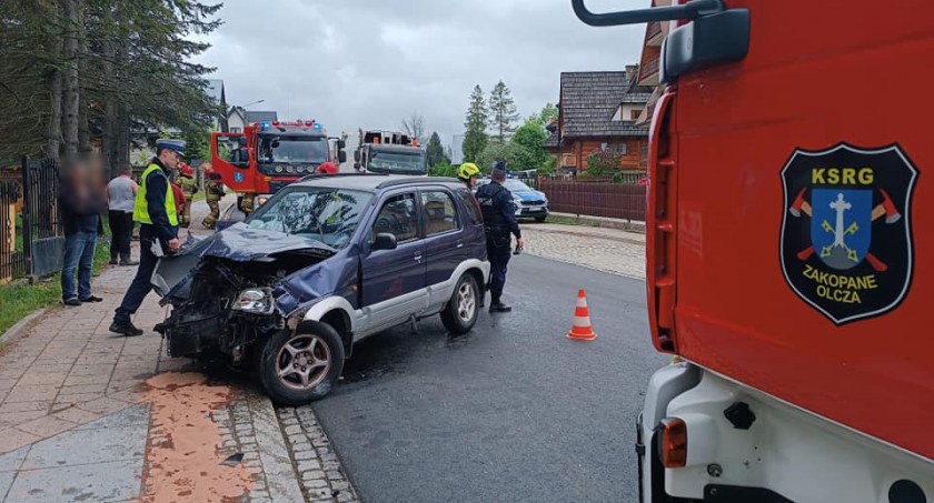 Uderzył w ogrodzenie i drzewo - są poszkodowani