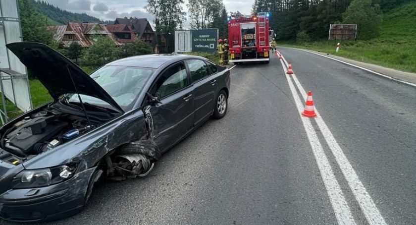 Zderzenie samochodu osobowego z autobusem na zakopianace