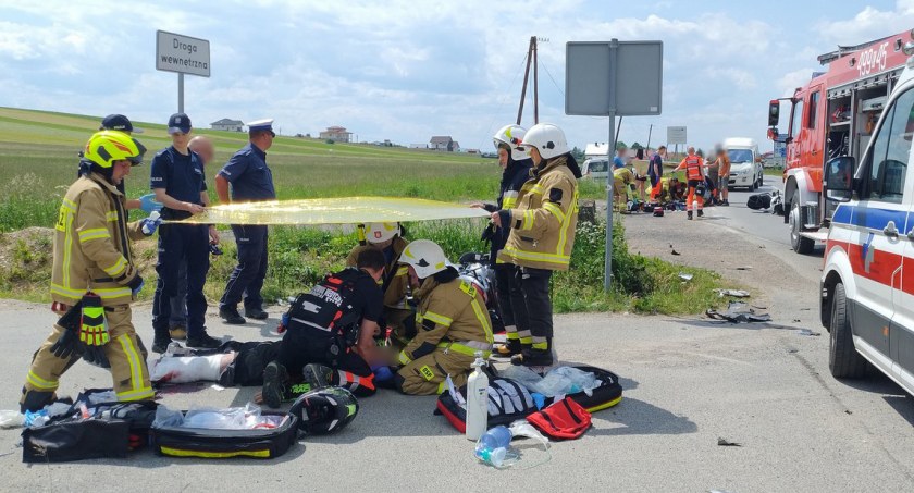 Groźny wypadek dwóch motocykli i samochodu osobowego na granicy w Chochołowie