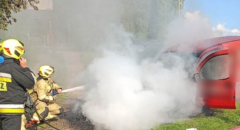Nie pomogły gaśnice samochodowe - auto spłonęło