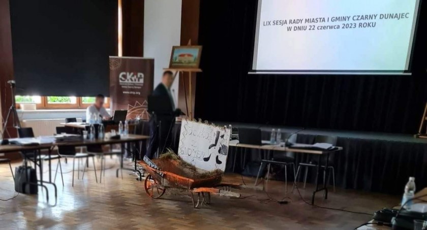 Taczki dla burmistrza Czarnego Dunajca - Marcin Ratułowski z absolutorium, ale bez wotum zaufania