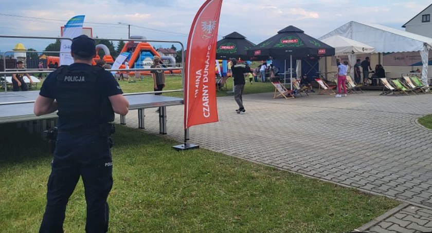 Policjanci zabezpieczają imprezy