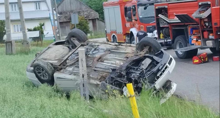 Samochód wypadł z drogi, koziołkował i ściął betonowy słup