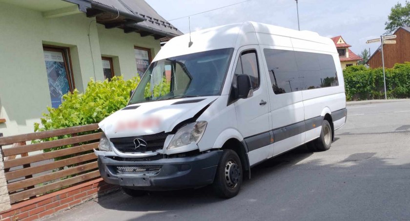 Bus kursowy wjechał w osobówkę przed pasami