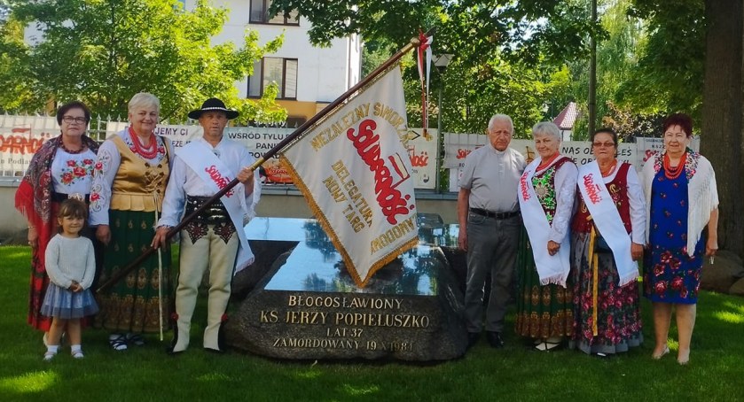 Warta honorowa NSZZ Solidarność Nowy Targ przy grobie bł. ks. Jerzego Popiełuszki 
