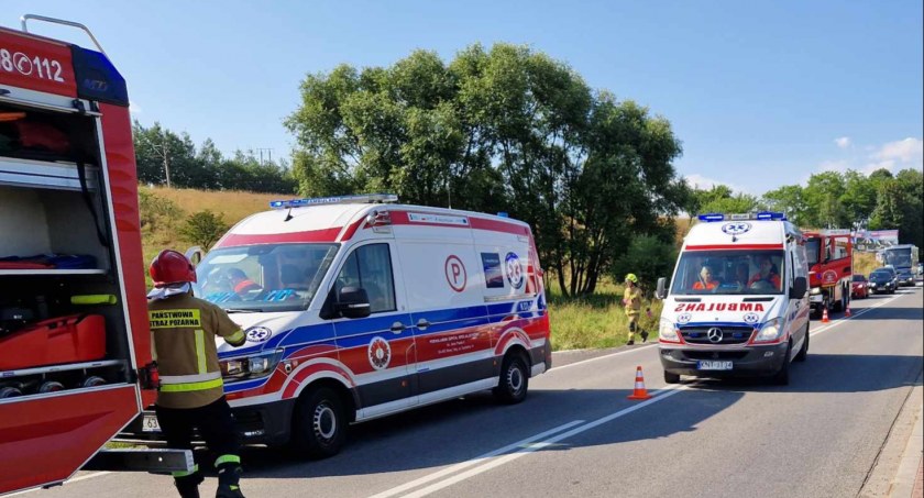 Samochód uderzył w przepust na zakopiance 