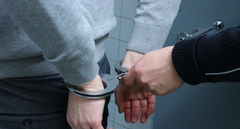 Nowotarski policjant po służbie zatrzymał poszukiwanego listem gończym mężczyznę z Ostrowska