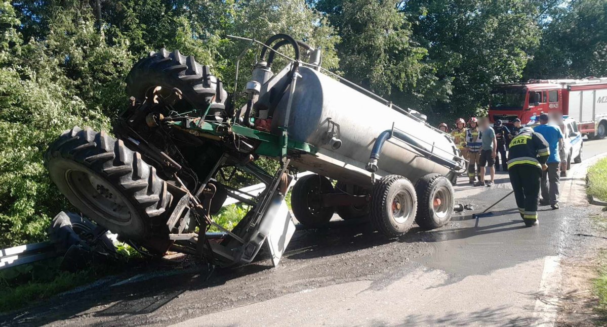 Ciągnik z beczką na szambo przewrócił się i zablokował drogę